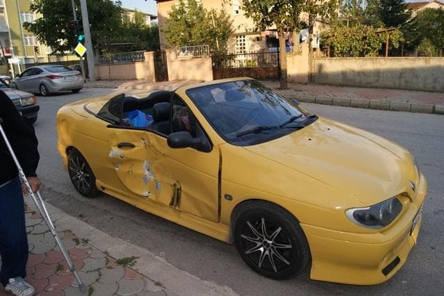 Otomobil, motosikletle çarpıştı: 3 yaralı!