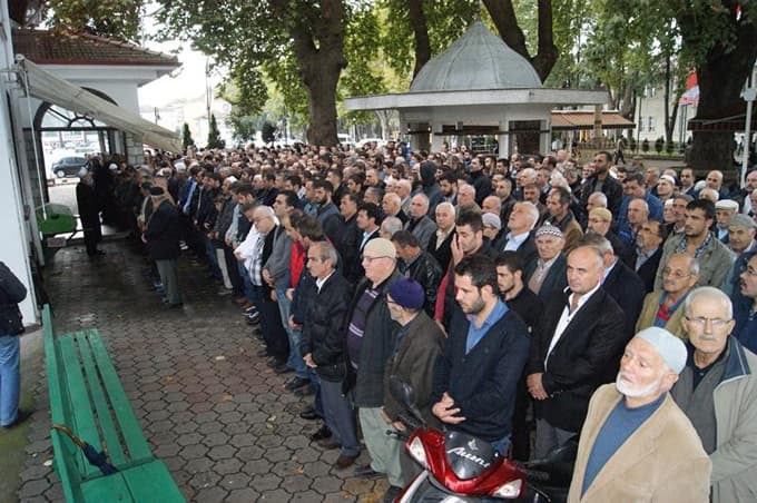 Amcasına evlatlık verilen genç babasını öldürdü