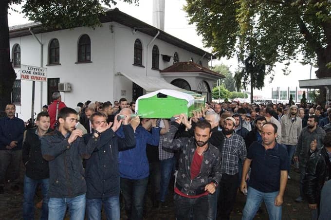 Amcasına evlatlık verilen genç babasını öldürdü