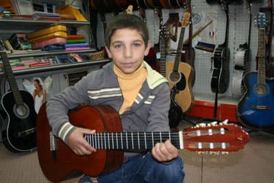 Uğruna İş Aradığı Gitarına Kavuştu