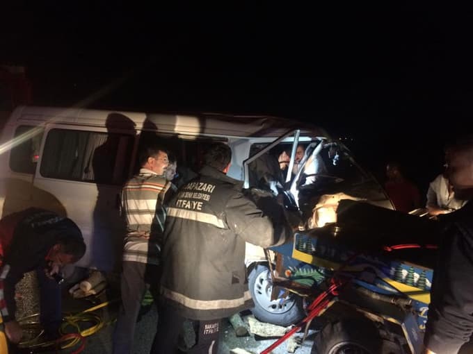 Tarım aracına çarpan minibüsteki 3 kişi yaralandı