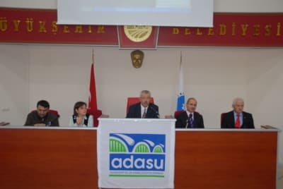 <br /><font face="Arial" size="2">Ger&ccedil;ekleştirilen genel kurulda B&uuml;y&uuml;kşehir Belediyesi Genel Sekreteri ve ADASU Genel M&uuml;d&uuml;r&uuml; R&uuml;stem Keleş, ADASU'nun &ccedil;alışmalarıyla alakalı bir sunum yaptı. ADASU olarak Sakarya'nın her b&ouml;lgesine hizmet g&ouml;t&uuml;rd&uuml;klerini s&ouml;yleyen R&uuml;stem Keleş, enerji santralleri ve tarihi &ccedil;ark projesi hakkında detaylı bilgiler verdi. Enerji santrallerinin kurulmasıyla birlikte ADASU'nun b&uuml;t&ccedil;esinden 10 trilyonluk tasarruf sağlanacağını belirten R&uuml;stem Keleş,<font color="#333399"> &ldquo;Enerji santralleri projesini &ccedil;ok &ouml;nemsiyoruz. Bu proje tamamlandığında enerjiye b&uuml;t&ccedil;emizden harcadığımız 10 trilyonu, yatırıma ayırabileceğiz&rdquo; <font color="#000000">diye konuştu. Tarihi &Ccedil;ark projesi hakkında da bilgiler veren Keleş,</font> &ldquo;1800 - 1890 yılları arasında var olan tarihi &ccedil;arkı, aynı ebatlarıyla, aynı g&ouml;r&uuml;nt&uuml;yle yeniden inşa ediyoruz. İddia ediyorum bu &ccedil;ark tamamlandığında T&uuml;rkiye'nin her yerinden insanlar burayı ziyarete gelecek&rdquo;</font> dedi.</font>