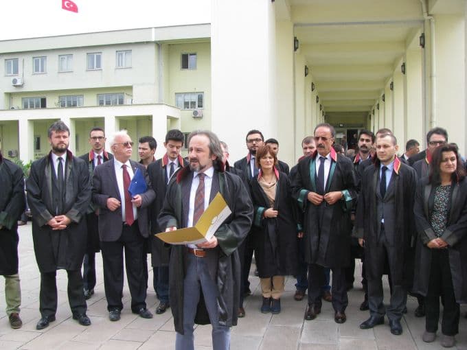 Avukatlar, arkadaşlarına yapılan saldırıyı protesto etti