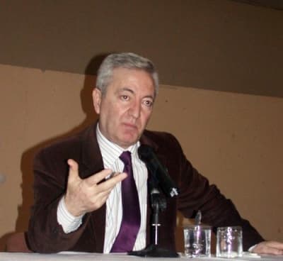 <strong><font face="Arial" size="2">Ge&ccedil;miş Yeni Filizler Vermeli</font></strong> <p><font face="Arial" size="2">Her milletin tarihini yeniden okumak, yeniden yorumlamak, yeniden yazmak zorunda olduğunun altını &ccedil;izen Ayvazoğlu şunları kaydetti: </font><font size="2"><font face="Arial"><font color="#333399">&quot;Ge&ccedil;mişini bilmeyen insan hafızasını kaybetmiş insandır. Hafızanızı kaybetmemişseniz, ge&ccedil;mişiniz sizi etkilemeye, belirlemeye devam edecektir. İsteseniz de ge&ccedil;mişiniz yok olmaz. Ge&ccedil;mişi baskı altına alırsanız bulduğu yoldan yamularak dejenere olarak ortaya &ccedil;ıkar. Ge&ccedil;mişin &uuml;zerini &ouml;rtmek yerine onu s&uuml;rekli a&ccedil;arak, havalandırarak, onun sağlıklı bir şekilde yeni filizler vermesini sağlamak zorundasınız.&quot;<br /><br /></font><font color="#000000"><strong>Ge&ccedil;mişimizle Hesaplaşmak Zorundayız</strong></font></font></font></p><p><font size="2"><font face="arial,helvetica,sans-serif">Ge&ccedil;mişimizi okumak, onla hesaplaşmak mecburiyetinde olduğumuzu kaydeden Ayvazoğlu, <font color="#333399">&quot;Ge&ccedil;mişi okuyarak geleceğe gidemiyorsanız, o ge&ccedil;mişi ağır bir y&uuml;k gibi sırtınızda taşımak zorunda kalırsınız. B&uuml;y&uuml;k medeniyetlere sahip milletler eğer bu medeniyet altında eziliyorlarsa ciddi sıkıntı &ccedil;ekiyorlar. Tarihimizin bir d&ouml;neminde bu ge&ccedil;mişten kurtulmak istenmiştir. Bunun ne sosyolojik ne de başka y&ouml;nden kurtulmanın m&uuml;mk&uuml;n olmadığı ortaya &ccedil;ıkmıştır.&quot;</font> şeklinde konuştu.</font> </font></p>