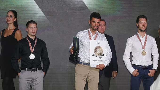 Kenan Sofuoğlu şampiyonluk kupasını aldı