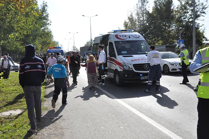 Karşıdan karşıya geçen kadına otomobil çarptı