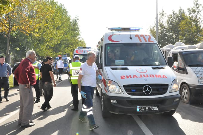 Karşıdan karşıya geçen kadına otomobil çarptı