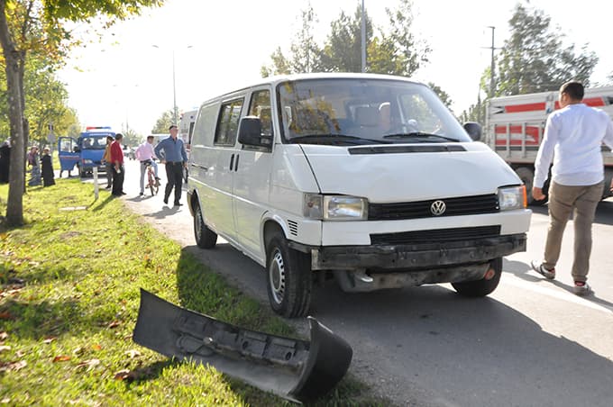 Karşıdan karşıya geçen kadına otomobil çarptı