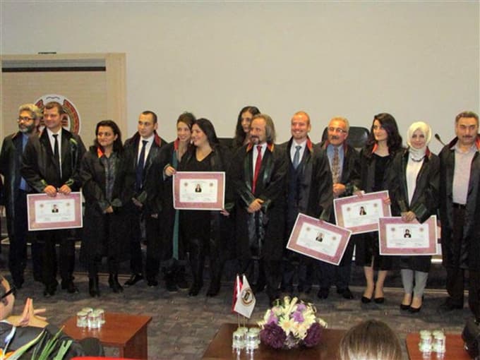 Stajyer avukatlar yemin ederek ruhsatnamelerini aldı