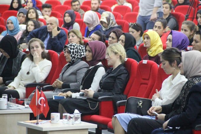 Sümeyye Erdoğan, Sakarya'daki söyleşiye katıldı