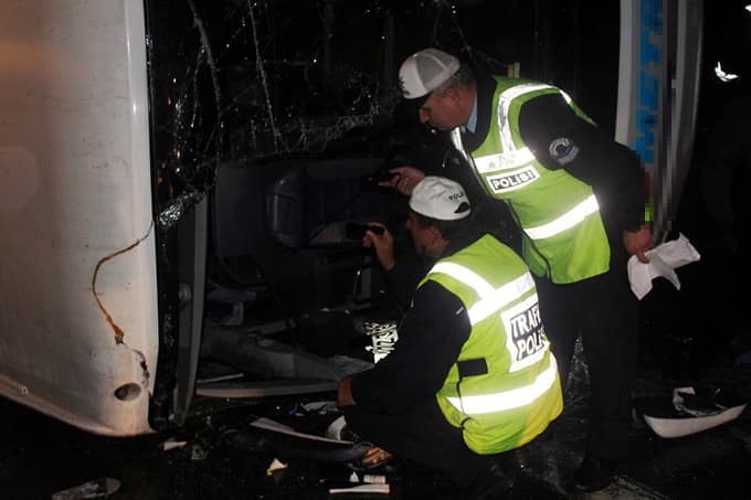 Yolcu otobüsü devrildi: 25 yaralı