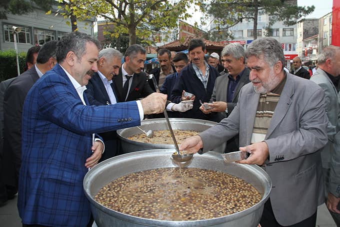 Akyazı Belediyesi aşure dağıttı