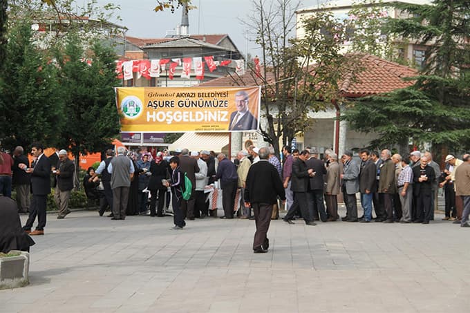 Akyazı Belediyesi aşure dağıttı