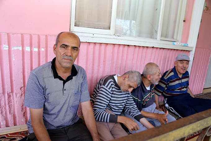 Engelli kardeşlere dayıları sahip çıktı 