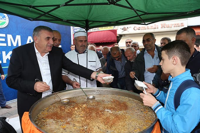 Toçoğlu vatandaşlara aşure ikram etti