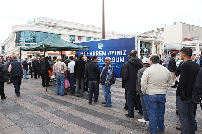 Toçoğlu vatandaşlara aşure ikram etti
