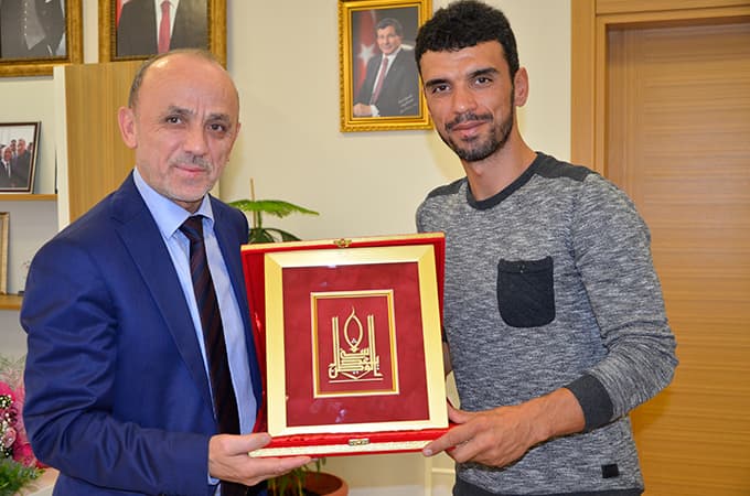 Dünya Şampiyonu, Başkan Öztürk'ü ziyaret etti