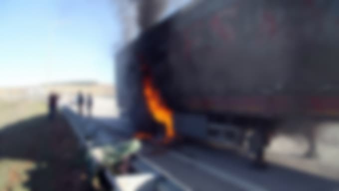 Lastiği patlayan TIR'ın dorsesi alev aldı