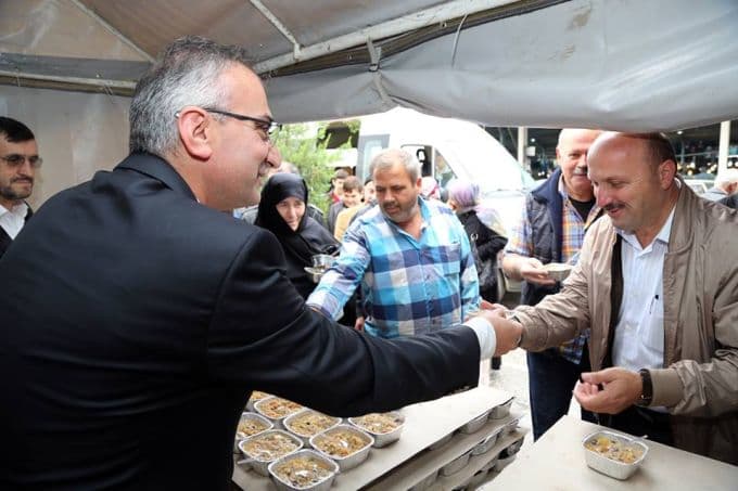 Sapanca'da 7 bin kişiye aşure dağıtıldı