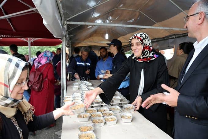 Sapanca'da 7 bin kişiye aşure dağıtıldı