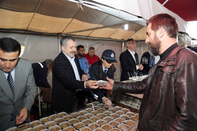 Sapanca'da 7 bin kişiye aşure dağıtıldı