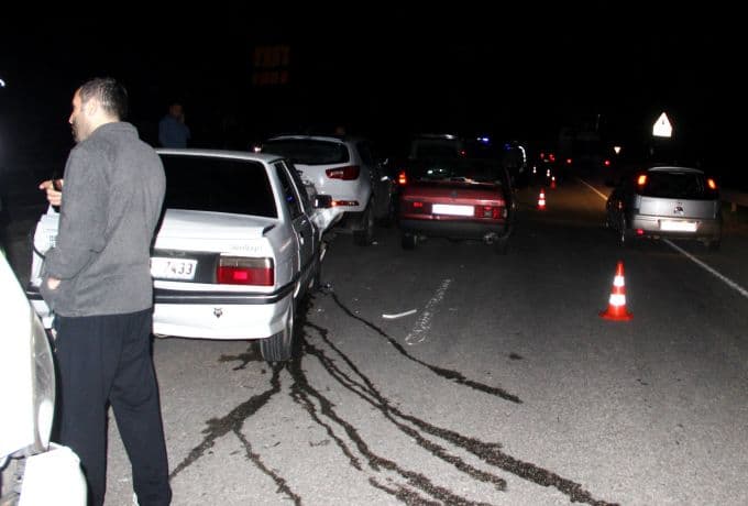 Otomobilin çarptığı at, telef oldu