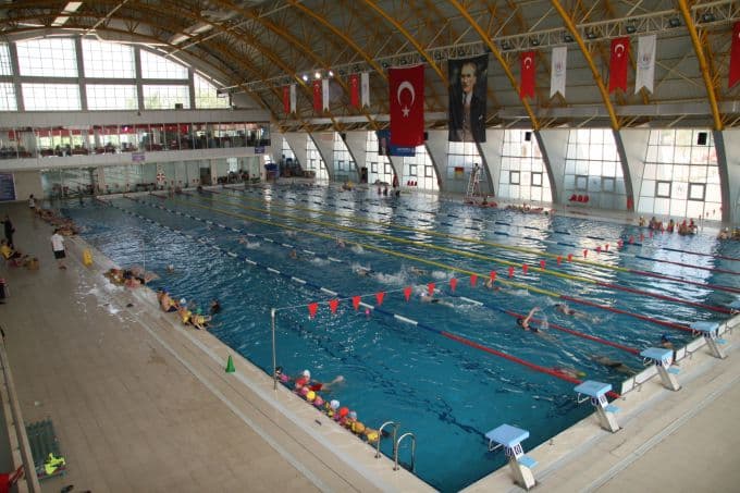 Anneler için yüzme kursu başladı