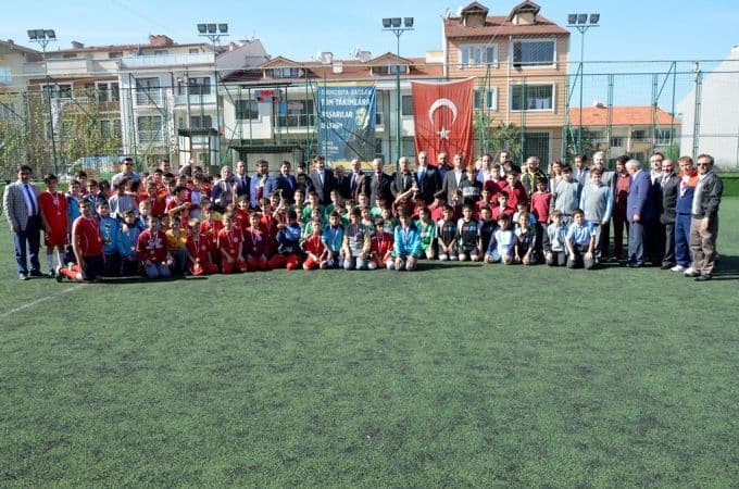 Şampiyon okula ödülünü Ayhan Sefer Üstün verdi