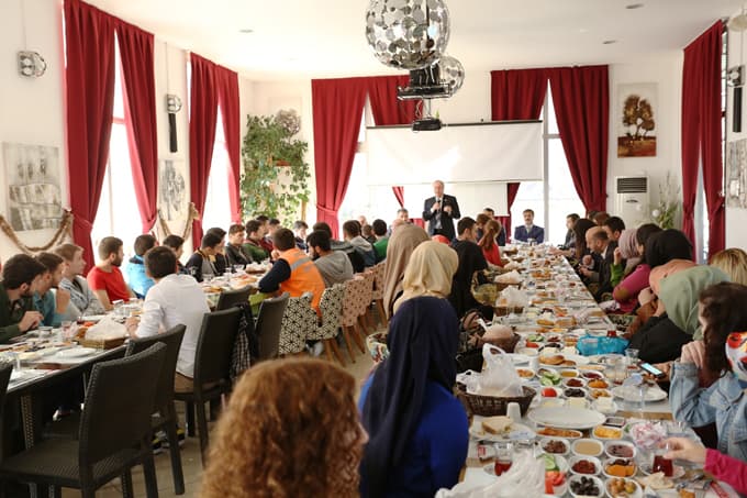 Mustafa İsen gençlerle buluştu