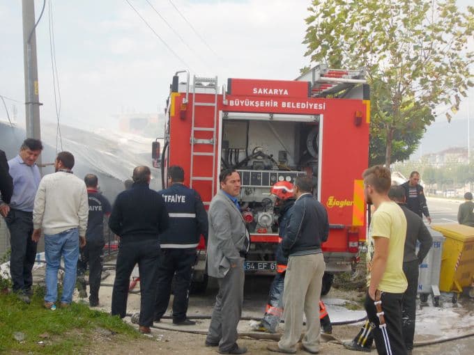 Yapı dekorasyon dükkanı alev alev yandı
