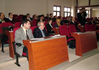 <p><font face="arial,helvetica,sans-serif" size="2"><br /><br /><font color="#333399">İstanbul &Uuml;niversitesi Su &Uuml;r&uuml;nleri Fak&uuml;ltesi &Ouml;ğretim &Uuml;yesi Do&ccedil; Dr. Meri&ccedil; Albay,</font> ise kendilerinin g&ouml;l i&ccedil;i ile ilgili &ccedil;alışmalar yapacaklarını ifade etti. Projenin g&ouml;l dışında alınacak &ouml;nlemlerin suda nasıl bir etki yaratacağını g&ouml;rmek a&ccedil;ısından inanılmaz bir fırsat oluşturacağını dile getirdi. Albay, g&ouml;lde artış g&ouml;steren algların b&uuml;y&uuml;k tehdit oluşturduğuna dikkat &ccedil;ekti. <br /></font></p>