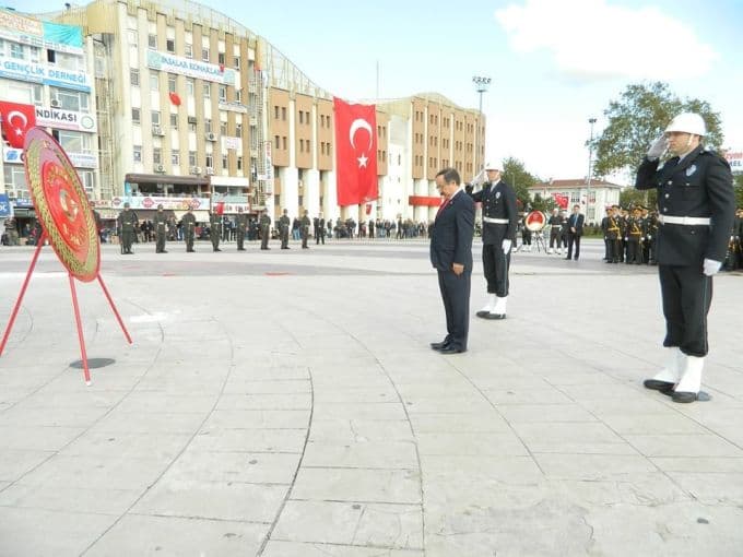 Cumhuriyet Bayramı kutlamaları çelenk sunumu ile başladı