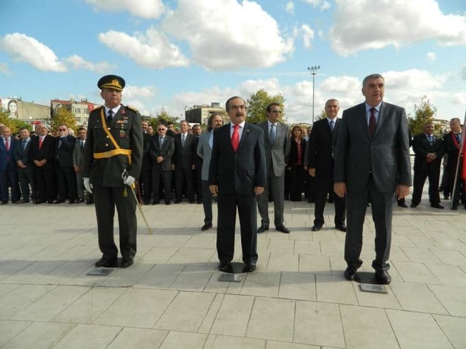 Cumhuriyet Bayramı kutlamaları çelenk sunumu ile başladı