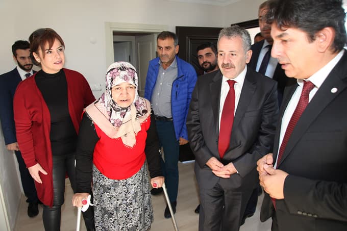 Kızılay öncülüğünde yapılan ev Nagihan teyzeye teslim edildi