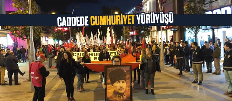 Çark Caddesi'nde Cumhuriyet yürüyüşü
