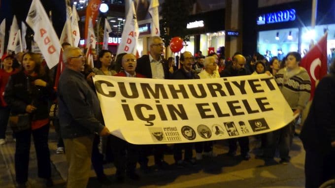 Çark Caddesi'nde Cumhuriyet yürüyüşü