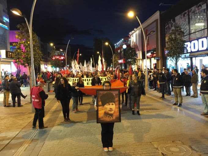 Çark Caddesi'nde Cumhuriyet yürüyüşü