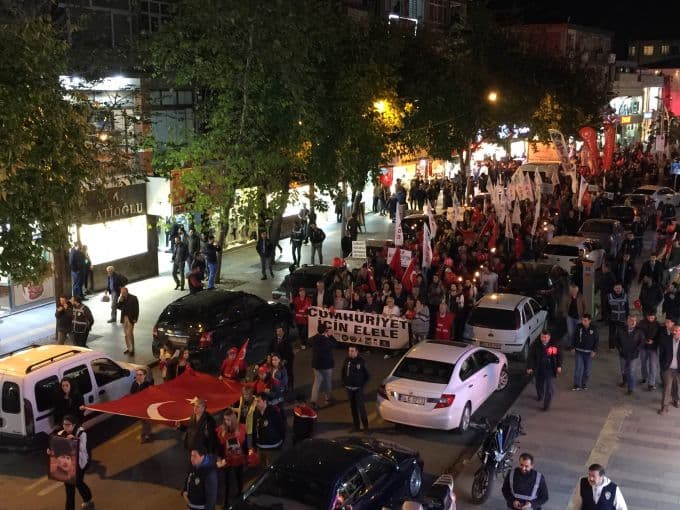 Çark Caddesi'nde Cumhuriyet yürüyüşü