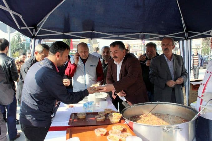 Arifiye'de 3 bin kişiye aşure dağıtıldı