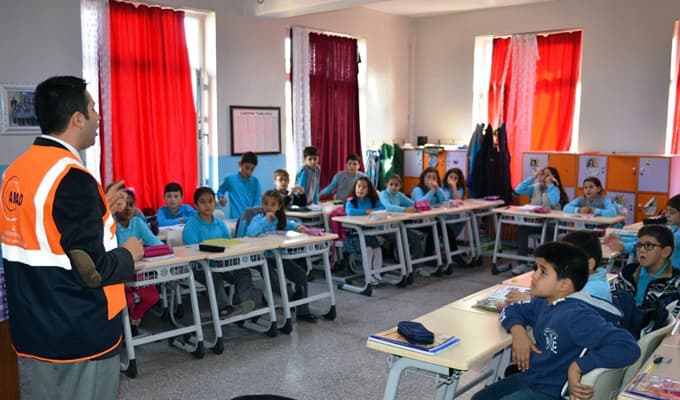 Öğrencilere afet bilinci eğitimi veriliyor