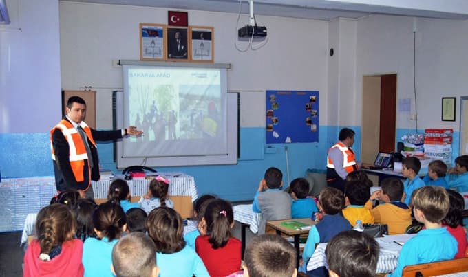 Öğrencilere afet bilinci eğitimi veriliyor