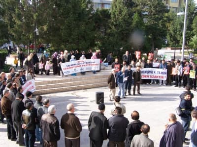 <p><font face="arial,helvetica,sans-serif" size="2"><strong>Rozet takma vesilesiyle farkına vardığı ve T&uuml;rkiye'de kadınların y&uuml;zde yetmişinin &ouml;rt&uuml;l&uuml; olduğunu ifade eden ana muhalefet partisi genel başkanına soruyoruz:</strong> Baş&ouml;rt&uuml;l&uuml; kızların &uuml;niversiteye gitmesini engellemek i&ccedil;in, &uuml;niversitelerde kıyafet serbestliğini sağlayacak anayasa değişikliğini Anayasa Mahkemesi'ne g&ouml;t&uuml;rerek iptal ettirirken, &Ccedil;ankaya'ya hanımı baş&ouml;rt&uuml;l&uuml; bir Cumhurbaşkanı &ccedil;ıkmasın diye &quot;367 ŞARTI&quot; nı ortaya atarken, kendinizi hangi hale d&ouml;n&uuml;şm&uuml;ş hissediyorsunuz?</font></p><p><font face="arial,helvetica,sans-serif" size="2"><font color="#333399"><strong>Se&ccedil;im kaygısı ile dini istismar eden genel başkana yine soruyoruz:</strong></font> 6 OK'lu baş&ouml;rt&uuml;l&uuml; hanımları, kadın hakları savunuculuğu adına partinizden milletvekili adayı olarak g&ouml;sterecek misiniz? Oğullarını askeri yemin t&ouml;renlerine aldıracak, kızlarını baş&ouml;rt&uuml;l&uuml; olarak &uuml;niversitelere girdirebilecek misiniz? Her halde bunları ger&ccedil;ekleştirirsiniz... &Ccedil;&uuml;nk&uuml;, ilan ettiniz ya; 6 OK' lu baş&ouml;rt&uuml;l&uuml; bayanlar, siyasi simge olarak &ouml;rt&uuml;nm&uuml;yorlar(!) Bunun garantisi de bizzat sizsiniz. Zira, elinizde hi&ccedil; şaşmaz &quot;BAŞ&Ouml;RT&Uuml;S&Uuml; &Ouml;L&Ccedil;ER&quot; var(!)</font><font face="arial,helvetica,sans-serif" size="2">&nbsp;</font></p><p><font face="arial,helvetica,sans-serif" size="2"><strong>Ve yine soruyoruz:</strong> Dini inancı gereği &ouml;rt&uuml;nen bu baş&ouml;rt&uuml;l&uuml; bayanlar inan&ccedil;larının gereği namaz da kılıyorlardır. Ayrıca belediye başkanlıklarına imam adaylar da g&ouml;sterileceğine g&ouml;re bu bayanlar ve imamların namazlarını kılabilmeleri i&ccedil;in parti genel merkezinde bir cami a&ccedil;mayı da d&uuml;ş&uuml;n&uuml;yor musunuz?</font><font face="arial,helvetica,sans-serif" size="2">&nbsp;</font></p>