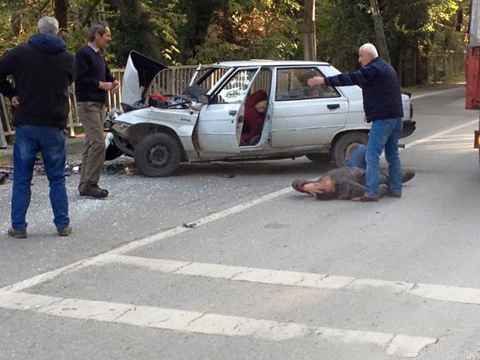 Kaza yapan araç köprüden aşağı uçtu