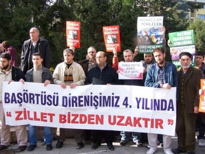<p><font face="arial,helvetica,sans-serif" size="2" color="#333399">Yasak&ccedil;ı ve &ouml;zg&uuml;rl&uuml;k d&uuml;şmanı aynı zihniyet &ouml;ğrenime katkı i&ccedil;in belediyelerin verdiği &ouml;ğrenci burslarını da Anayasa Mahkemesi'ne yaptığı başvuru ile iptal ettirerek, ihtiya&ccedil; sahibi &ouml;ğrencileri sıkıntıya sokmuştur.</font><font face="arial,helvetica,sans-serif" size="2">&nbsp;</font></p><p><font face="arial,helvetica,sans-serif" size="2">&Ouml;ğrencilerden bahsetmişken &ouml;nemli bir hususu hatırlatmakta fayda g&ouml;r&uuml;yoruz: Y&Ouml;K Başkanı Sayın Prof. Dr. Yusuf Ziya &Ouml;zcan, 2010 yılına kadar &Ouml;SS'de k&ouml;kl&uuml; bir değişiklik yapılamayacağını beyan etti. Halbuki halen &Ouml;SS ile ilgili &ccedil;alışmalarını s&uuml;rd&uuml;ren komisyonun yapacağı en &ouml;nemli icraatlardan birisinde katsayı adaletsizliği ni gidermesidir. Dolayısıyla, bu adaletsizlik biran &ouml;nce giderilmelidir.</font><font face="arial,helvetica,sans-serif" size="2">&nbsp;</font></p><p><font face="arial,helvetica,sans-serif" size="2"><strong>D&uuml;ş&uuml;nce, inan&ccedil; ve ifade &ouml;zg&uuml;rl&uuml;ğ&uuml;ne y&ouml;nelik &uuml;&ccedil; hususu arz ederek basın a&ccedil;ıklamasını bitirmek istiyorum.</strong></font><font face="arial,helvetica,sans-serif" size="2">&nbsp;</font></p><p><font face="arial,helvetica,sans-serif" size="2"><font color="#333399"><strong>Birincisi;</strong></font> Batman &Uuml;niversitesi'nde 24 Kasım &Ouml;ğretmenler G&uuml;n&uuml; dolayısıyla d&uuml;zenlenen t&ouml;renlere baş&ouml;rt&uuml;l&uuml; &ouml;ğretmenlerin alınmaması olayı ki, ifade &ouml;zg&uuml;rl&uuml;ğ&uuml;ne vurulan bir darbedir.</font><font face="arial,helvetica,sans-serif" size="2">&nbsp;</font></p><p><font face="arial,helvetica,sans-serif" size="2"><strong><font color="#333399">Diğeri;</font></strong> Diyarbakır'ın Lice İl&ccedil;esi'nde &ccedil;ıkan &ccedil;atışmada şehit olduğu bildirilen Jandarma Er İsmail UYGUN'un, namaz kıldığı gerek&ccedil;esi ile komutanı tarafından g&uuml;nde 7 saat n&ouml;betle cezalandırıldığı, ailesince iddia edilmektedir. Bu konunun da a&ccedil;ıklığa kavuşturularak varsa keyfi uygulamalara son verilerek dini inancı dolayısıyla ibadet edenlere engel olunmaması sağlanmalıdır.</font><font face="arial,helvetica,sans-serif" size="2">&nbsp;</font></p><p><font face="arial,helvetica,sans-serif" size="2"><strong><font color="#333399">Son olarak da</font></strong> kendi yayınlarının habercilik, basın &ouml;zg&uuml;rl&uuml;ğ&uuml;, d&uuml;ş&uuml;nce &ouml;zg&uuml;rl&uuml;ğ&uuml; adına sans&uuml;rlenmemesini isteyenler aynı hakları başkaları i&ccedil;inde istemelidirler. Fakat g&ouml;r&uuml;yoruz ki, kimi basın yayın organları aleyhine trilyonluk davalar a&ccedil;ılabilmektedir. B&ouml;ylece &ccedil;ifte standart sergilenmektedir. Bu, asla kabul edilemeyecek bir durum olup basın ve d&uuml;ş&uuml;nce &ouml;zg&uuml;rl&uuml;ğ&uuml;n&uuml; engellemeye &ccedil;alışan ve kimi basın organlarına g&ouml;zdağı verme girişimi anlamına gelen b&ouml;ylesi bir tutumu şiddetle kınadığımızı buradan ilan ediyoruz.</font></p><p><font face="arial,helvetica,sans-serif" size="2"><strong>Hepinizi saygıyla selamlar, teşekk&uuml;rlerimi sunarım.</strong></font></p>