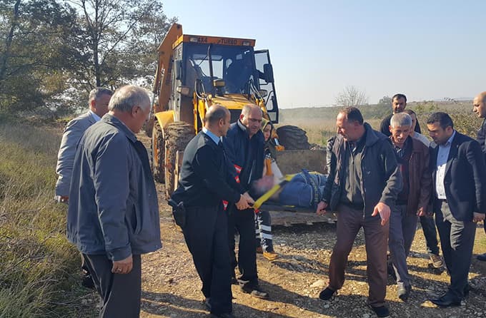 Yol olmayınca yaralı kepçeyle ambulansa taşındı 