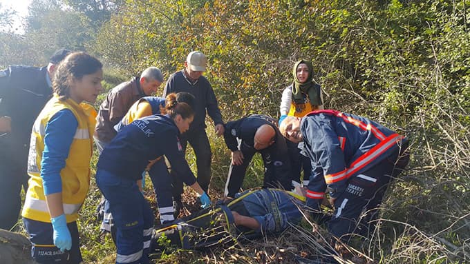 Yol olmayınca yaralı kepçeyle ambulansa taşındı 