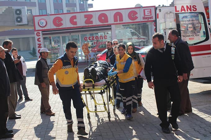 Yol olmayınca yaralı kepçeyle ambulansa taşındı 