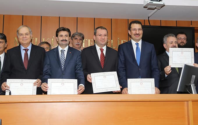 Milletvekilleri mazbatalarını aldı