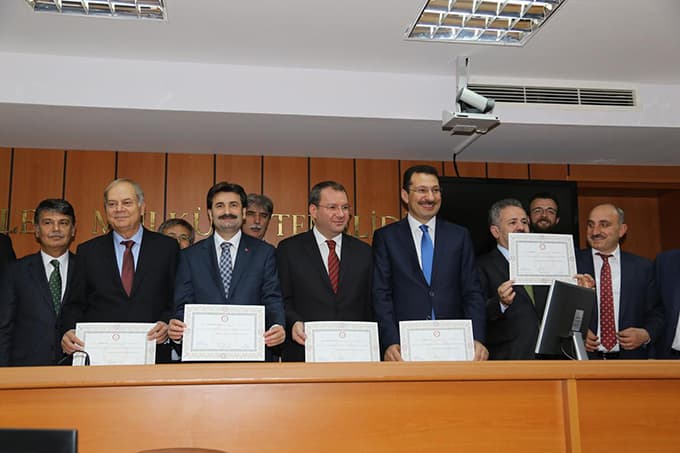 Milletvekilleri mazbatalarını aldı