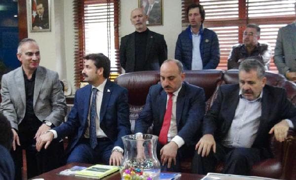 Belediye Başkanı Yılmazer'in aracı kurşunlandı